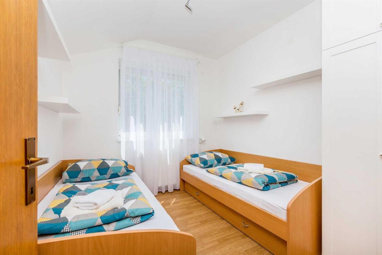 Holiday Home Olive Garden Brzac Exteriér fotografie